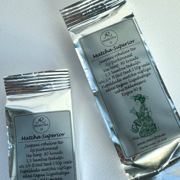 Matcha on kõrgekvaliteediline Jaapani roheline tee. Erakordse erksa rohelise värvi ja värske maitsega matcha tee ergutab ainevahetust, ajutegevust, peletab tühja kõhu tunnet, taastab töövõime ja aitab pikema intensiivsema vaimse tegevuse vältel keskenduda.